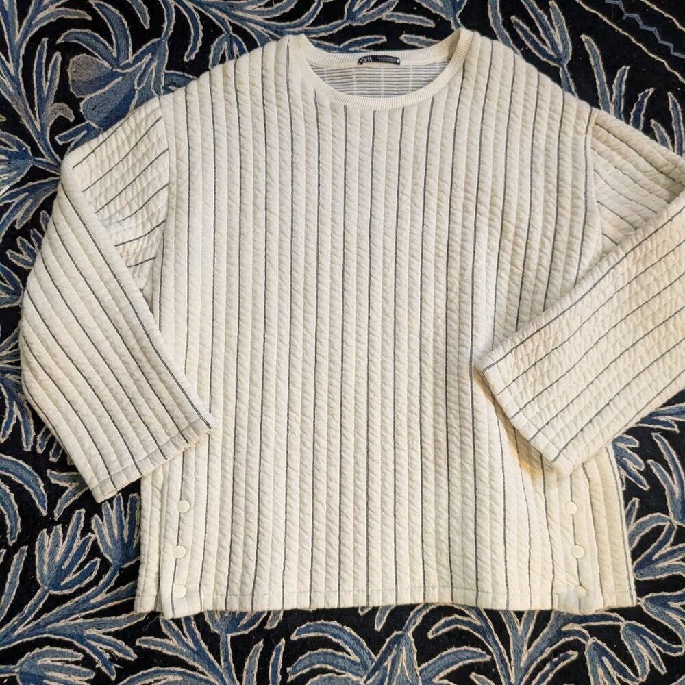 ZARA Quilted Textured Stripe Sweatshirt Top White Gray Buttons Size M Oversized